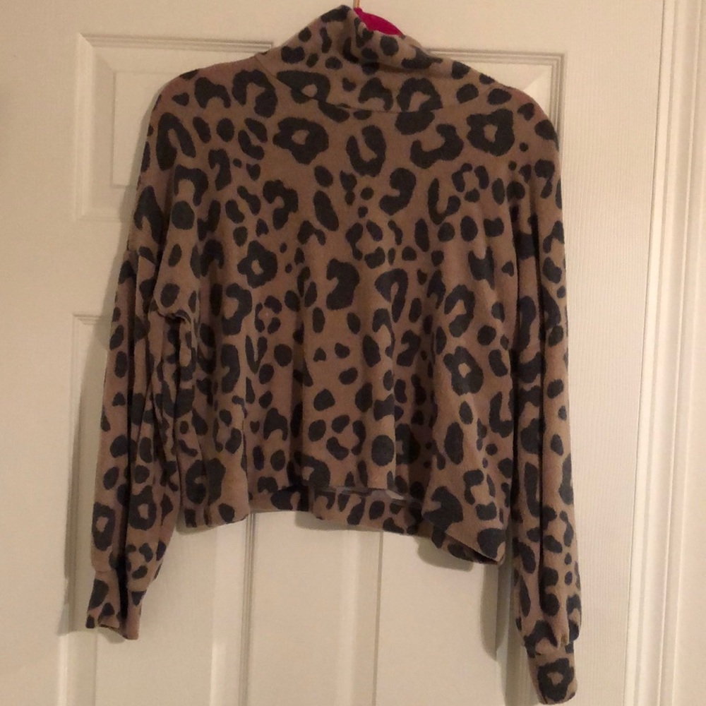 Cropped fleece leopard print sweater. Size S.